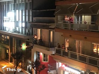 Θεσσαλονίκη: Ιερέας βγήκε στο δρόμο για το Χριστός Ανέστη (ΒΙΝΤΕΟ & ΦΩΤΟ)