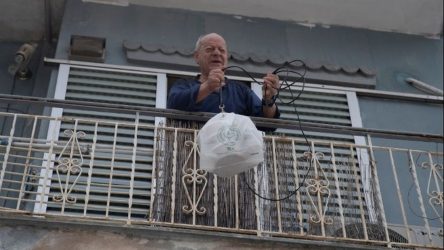 Καπάνι: Μετέτρεψε το μαγαζί του σε μαγειρείο και ταΐζει άστεγους! (ΒΙΝΤΕΟ)