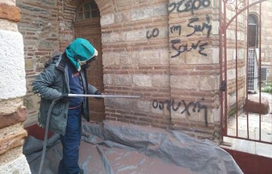 Θεσσαλονίκη: Εσβησαν τα συνθήματα στον Ιερό Ναό (ΦΩΤΟ)
