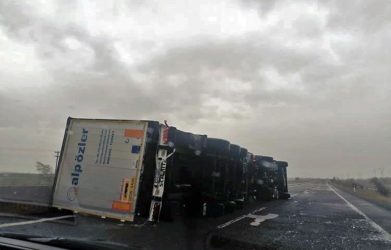 Φορτηγό ανετράπη από τον… αέρα στην Εγνατία Οδό (ΦΩΤΟ)