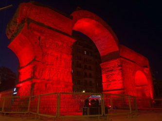 Θεσσαλονίκη: Στα χρώματα της Μεγάλης Πέμπτης η Καμάρα
