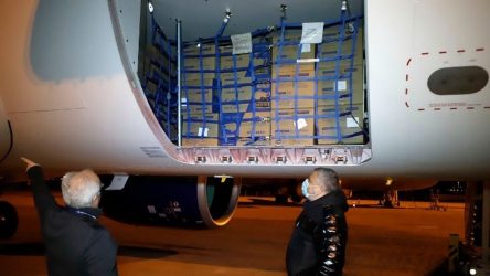 1.200.000 μάσκες παρέλαβαν Περιφέρεια Αττικής και ΙΣΑ