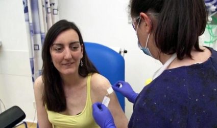 Δεν έχει πεθάνει η εθελόντρια γιατρός που έκανε το εμβόλιο για τον κορονοϊό