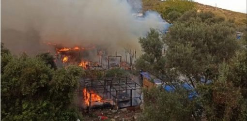 Μεγάλη φωτιά στο κέντρο προσφύγων-μεταναστών στη Σάμο