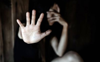 Θύματα ενδοοικογενειακής βίας: Πώς μπορούν να ζητήσουν βοήθεια σε φαρμακεία
