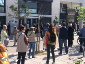 Θεσσαλονίκη: Της… υπομονής έξω από τα καταστήματα της ΔΕΗ (ΒΙΝΤΕΟ & ΦΩΤΟ)