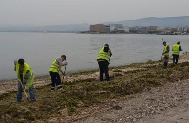 Επιχείρηση καθαρισμού στην παραλία στο Καραμπουρνάκι