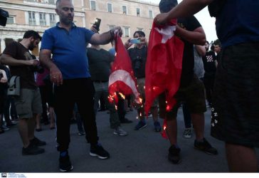 Ενταση στη συγκέντρωση για τη Γενοκτονία – Εκαψαν τουρκική σημαία (ΦΩΤΟ)