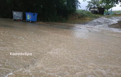 Σε ποτάμια μετατράπηκαν οι δρόμοι στη Χαλκιδική (ΦΩΤΟ)