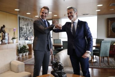 Με διαμαρτυρία υποδέχθηκαν τον Μητσοτάκη στο δημαρχείο Θεσσαλονίκης (ΦΩΤΟ)