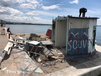 Θεσσαλονίκη: Γκρεμίστηκε το κιόσκι-σύμβολο στην παραλία (ΦΩΤΟ)