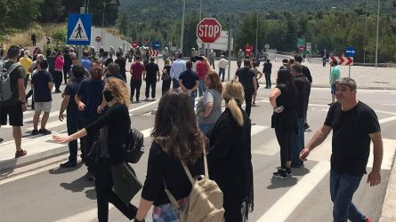 Μαλακάσα: Επεισόδια και χημικά για τη δομή προσφύγων (ΒΙΝΤΕΟ & ΦΩΤΟ)
