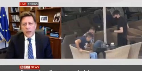 Viral έγινε ο σερβιτόρος που ρίχνει τον καφέ σε… συνέντευξη του Βαρβιτσιώτη!