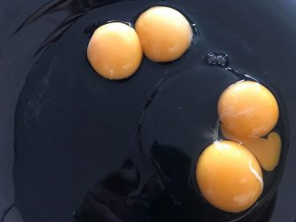 Αυτή είναι η εξήγηση για τα δίκροκα αυγά (ΒΙΝΤΕΟ)