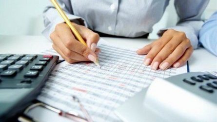 Πόσο φόρο θα πληρώσουν φέτος μισθωτοί και αυτοαπασχολούμενοι