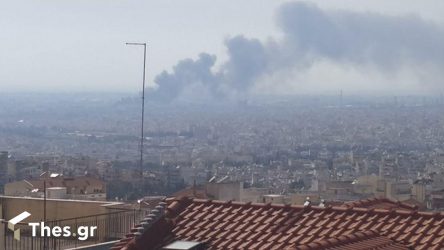Θεσσαλονίκη: Σε εξέλιξη φωτιά σε συνεργείο στη Μενεμένη (ΦΩΤΟ)