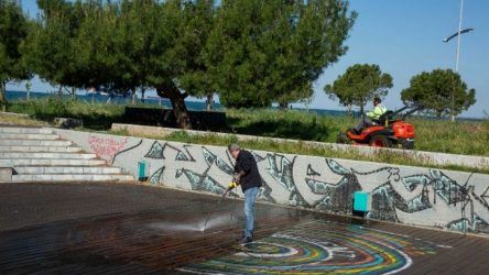 Απομακρύνονται τα γκράφιτι και οι μουντζούρες από τη Νέα Παραλία της Θεσσαλονίκης