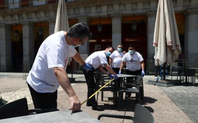 Ισπανία: Χαλαρώνουν τα μέτρα – Πολίτες στη θάλασσα με… μάσκες!