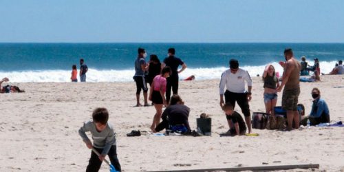 Απτόητοι οι Αμερικανοί γέμισαν τις παραλίες παρά τις απαγορεύσεις