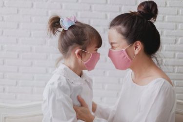 ΠΟΥ: Οι νέες οδηγίες για τη χρήση μάσκας από τα παιδιά