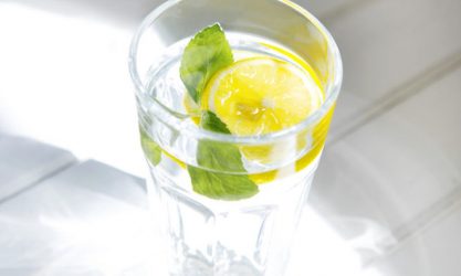 Σε τι ωφελεί αν πίνετε το πρωί νερό με λεμόνι