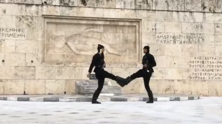 Συγκλονιστική η στιγμή της αλλαγής φρουράς στη μνήμη της Γενοκτονίας των Ποντίων (ΒΙΝΤΕΟ)