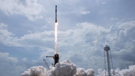 SpaceX: Στο διεθνή διαστημικό σταθμό προσδέθηκε το Crew Dragon (ΒΙΝΤΕΟ)