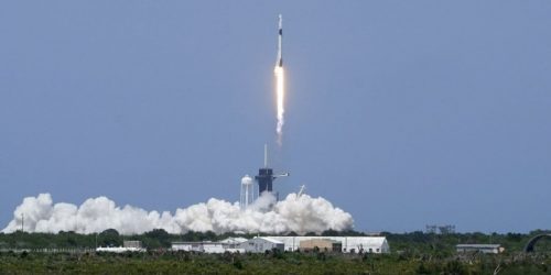 SpaceX: Εκτοξεύτηκε η επανδρωμένη αποστολή προς τον Διεθνή Διαστημικό Σταθμό (BINTEO)