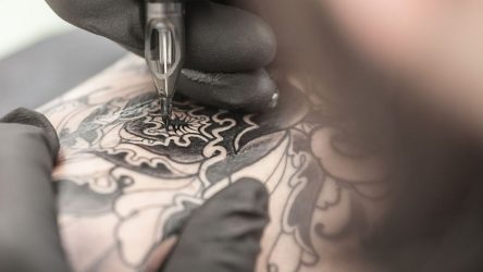 Πώς να προστατέψετε τα τατουάζ σας το καλοκαίρι