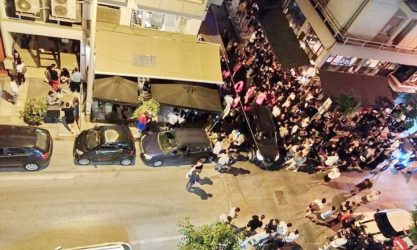 Χαμός από κόσμο έξω από μπαρ με take away ποτά στο κέντρο της Θεσσαλονίκης