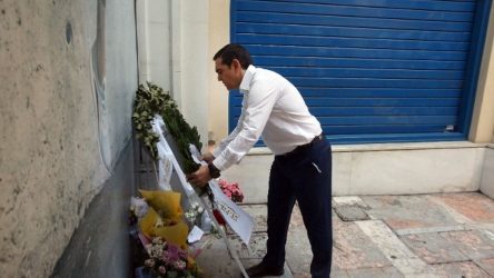 Κατέθεσε στεφάνι στη Marfin ο Αλ. Τσίπρας