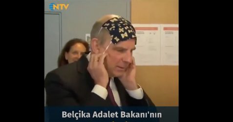 Επικό βίντεο με τον αντιπρόεδρο της κυβέρνησης του Βελγίου να μην μπορεί να βάλει τη μάσκα!