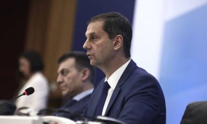Δημοσιογράφος του BBC “στριμώχνει” τον υπουργό Τουρισμού Χάρη Θεοχάρη