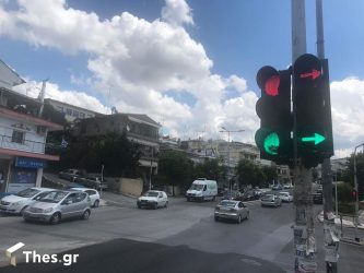Θεσσαλονίκη: Το φανάρι που δείχνει ταυτόχρονα και πράσινο και κόκκινο (ΦΩΤΟ)