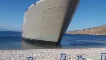 Μετά την Πιερία το αρματαγωγό “έδεσε” και στην παραλία της Τήλου (ΒΙΝΤΕΟ)