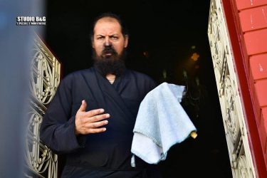 Ιερέας ανέλαβε να σβήσει φωτιά σε εκκλησία (ΒΙΝΤΕΟ & ΦΩΤΟ)