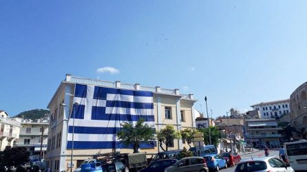Καβάλα: Μεγάλη ελληνική σημαία «αγκάλιασε» τα παλιά δικαστήρια