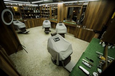 Αλαλούμ με τα κομμωτήρια – Αλλα λέει ο Χαρδαλιάς, άλλα η ΓΓ Εμπορίου