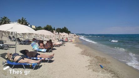 Χαλκιδική: Αγνόησαν κινδύνους και βούτηξαν στα ακατάλληλα για κολύμπι νερά της Χανιώτης