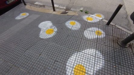 Τηγανητά αυγά… στα πεζοδρόμια της Θεσσαλονίκης