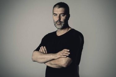 Βασίλης Μπισμπίκης: “Γοητεύομαι από τη νύχτα, μου αρέσει αλλά είναι και επικίνδυνη”