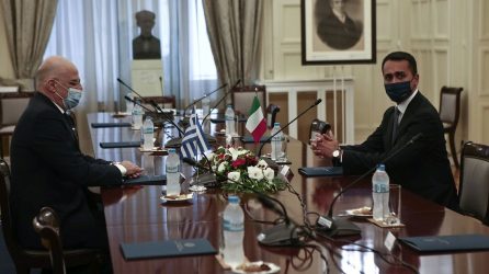 Υπογράφηκε η ιστορική συμφωνία Ελλάδας – Ιταλίας για την οριοθέτηση της ΑΟΖ