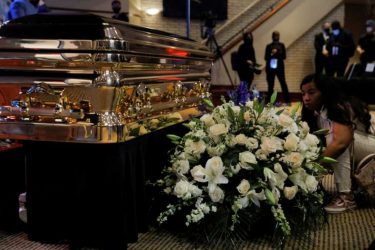 Θρήνος στο Χιούστον: Σε λαϊκό προσκύνημα η σoρός του Τζορτζ Φλόιντ (ΦΩΤΟ)