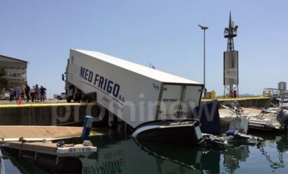 Καβάλα: Νταλίκα κόντεψε να πέσει στη θάλασσα (ΦΩΤΟ)