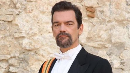 Κωνσταντίνος Καζάκος: «Τρως τη σφαλιάρα, σηκώνεσαι πάλι και συνεχίζεις»