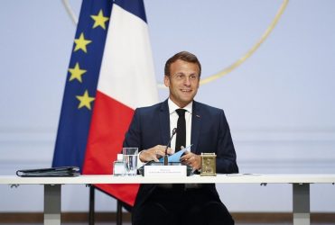 Μακρόν σε γαλλικό λαό: “Ο αγώνας κατά της πανδημίας δεν έχει τελειώσει”