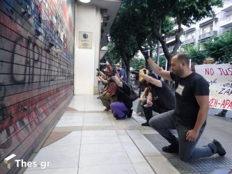 Θεσσαλονίκη: Με υψωμένη γροθιά τίμησαν τον Φλόιντ – Εκαψαν σημαία των ΗΠΑ (ΦΩΤΟ)