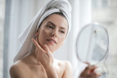 Τέσσερα τρικ για να ξεπρηστεί το πρόσωπο μας το πρωί