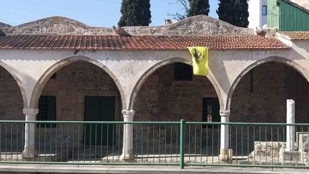 Κύπρος: Κρέμασαν βυζαντινή σημαία σε τζαμί στη Λάρνακα