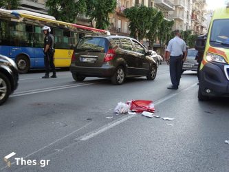 Θεσσαλονίκη: Αυτοκίνητο συγκρούστηκε με δύο μηχανές – Ενας ο τραυματίας
